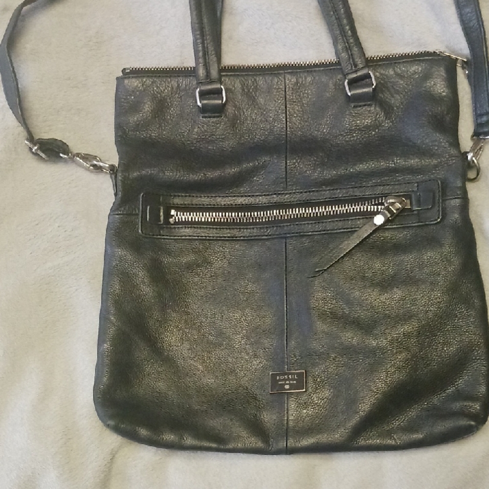 Fossil Black Shoulder Bag with Adjustable Strap and Vintage Leather